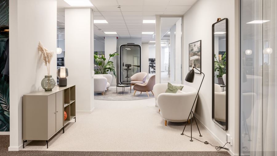 Inbjudande hall i kontorsfastigheten Sparven 15