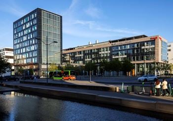 Modernt kontor vid havet med takterrass och utsikt