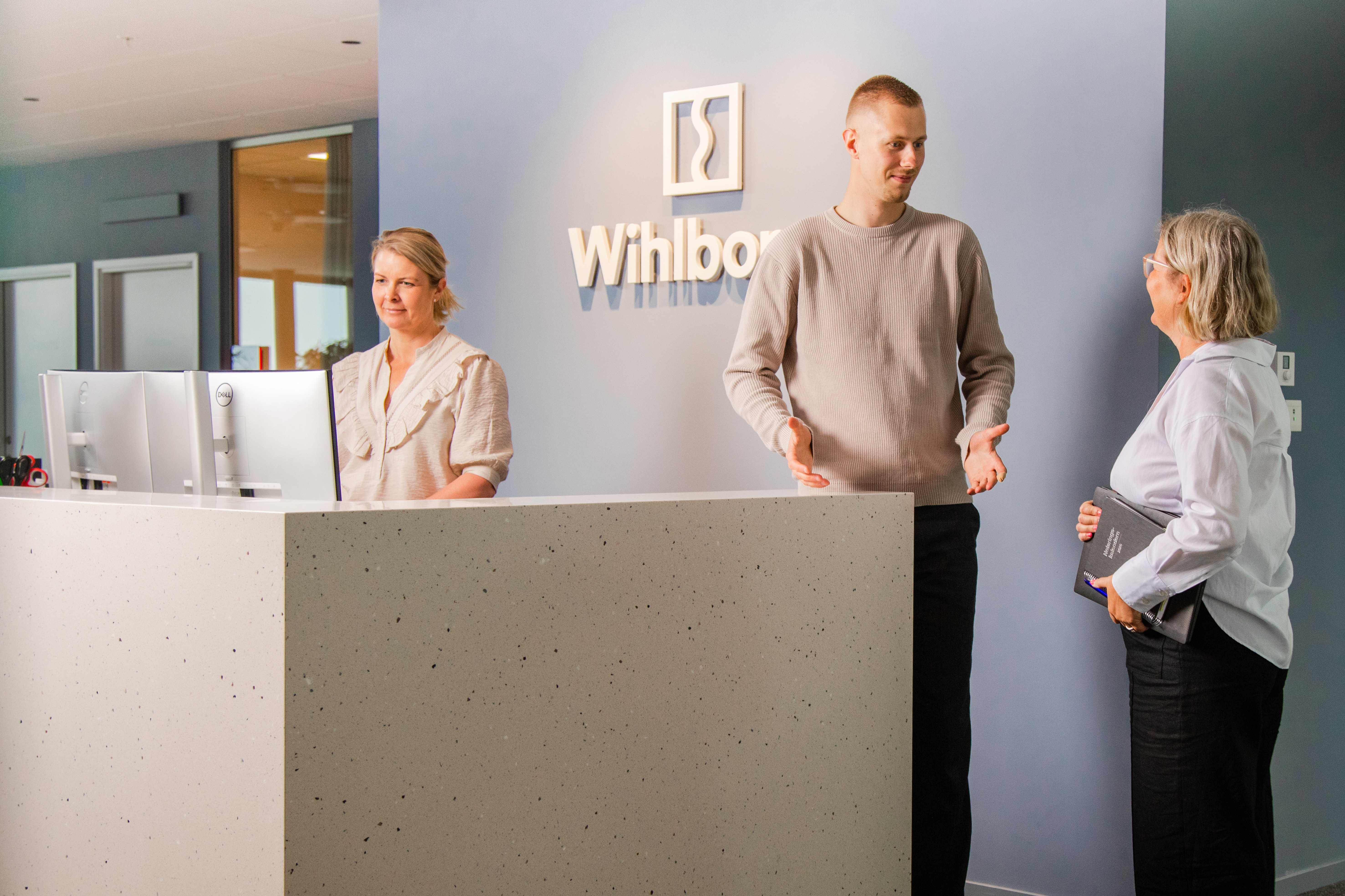 Reception med glada medarbetare