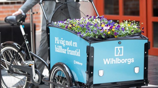 En blå cykel med texten "Mot en hållbarare framtid" på  Wihlborgs årstämma 2023 