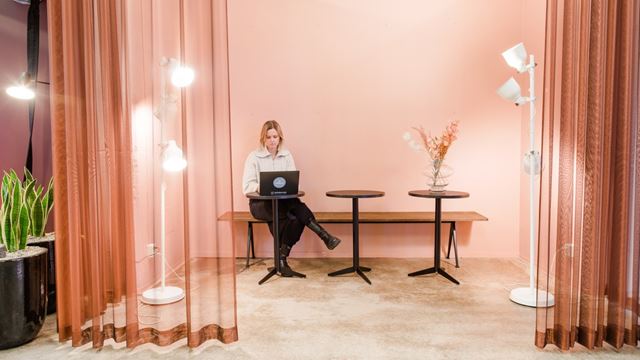 Varierande arbetsplatser på Fabriken1891. en rosa soffa där du kan luta dig tillbaka och arbeta