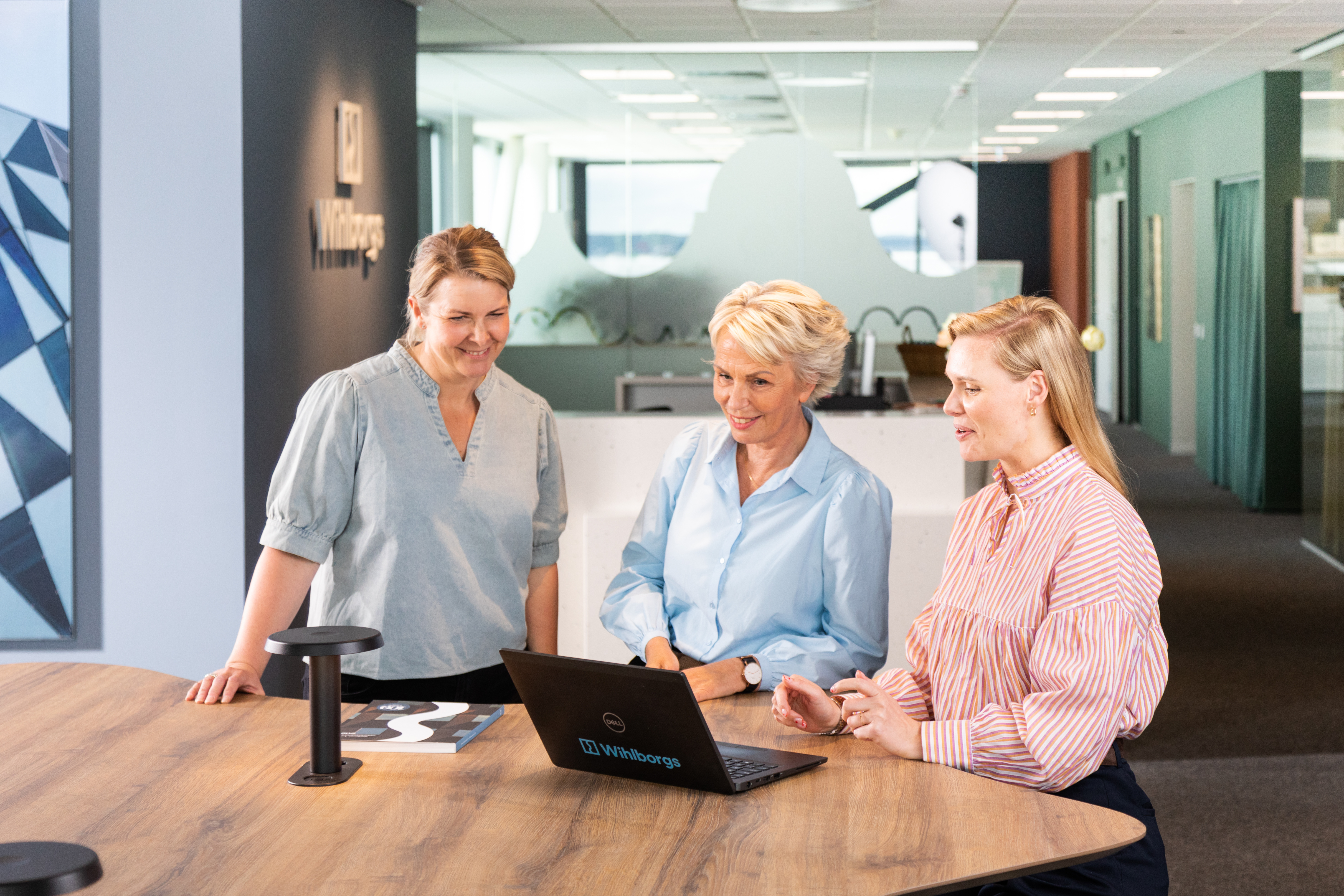 tre kollegor på Wihlborgs kontor i Helsingborg