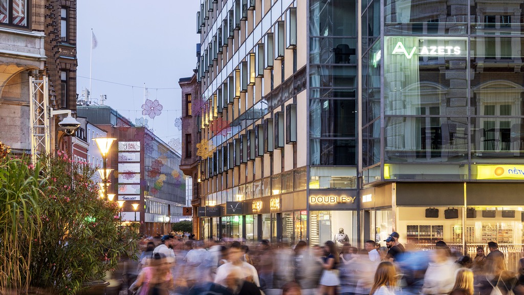 Ett myller av folk på gatan utanför fastigheten St Jörgen i Malmö 