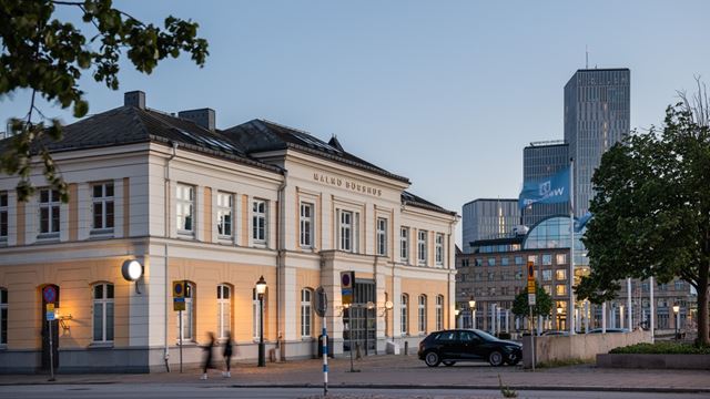 Malmö Börshus med kanalen i förgrunden.