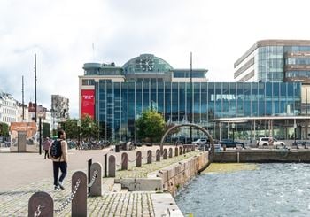 Kontorslokal med sundet som granne