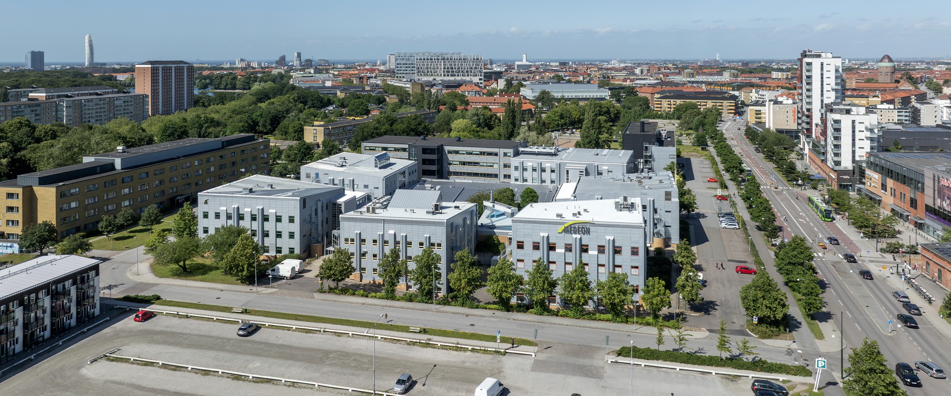 Vy in i ett ljust konferensrum på Medeon. 