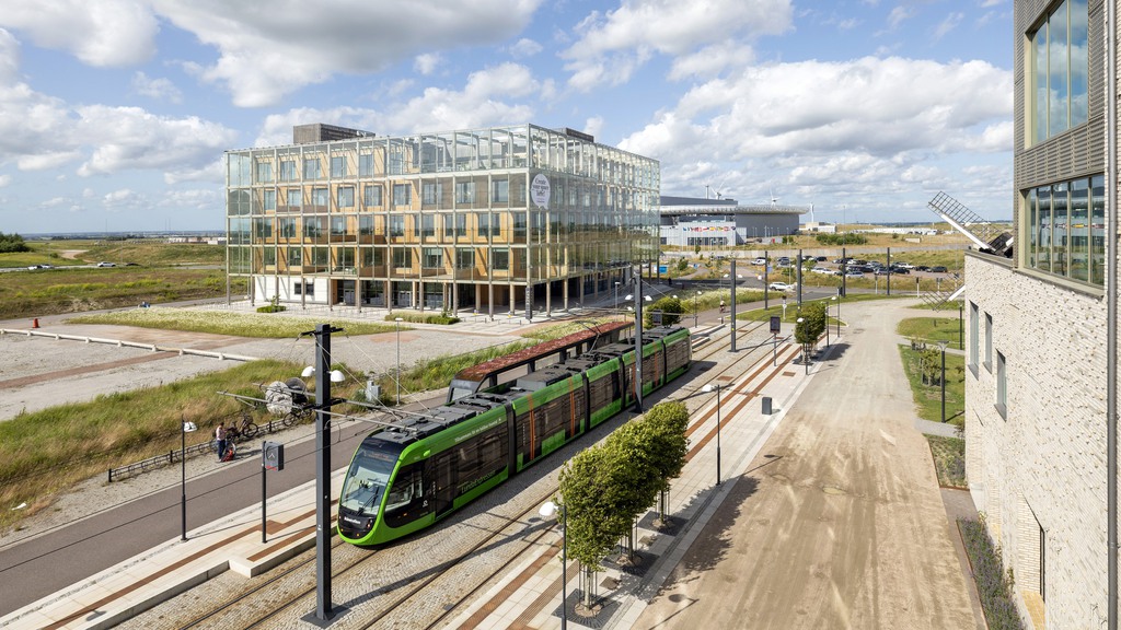 Lunds spårvagn som stannar vid hållplatsen i Science Village. I bakgrunden syns kontorshuset Space 