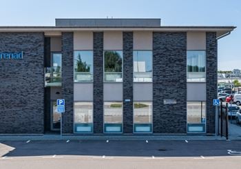 Kontor med lager i två plan på Berga