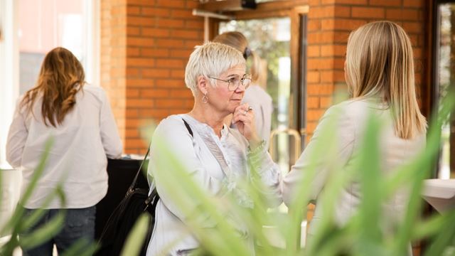 Två kvinnor som pratar