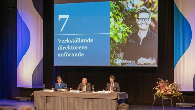 Wihlborgs årsstämma 2023, på scenen vd Ulrika Hallengren, CFO Arvid Liepe samt styrelseordförande Anders Jarl. 