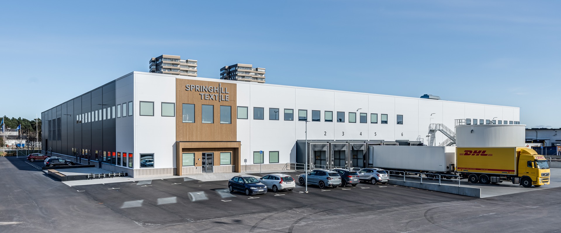 Flygfoto av lagerlokal med parkering runt om.