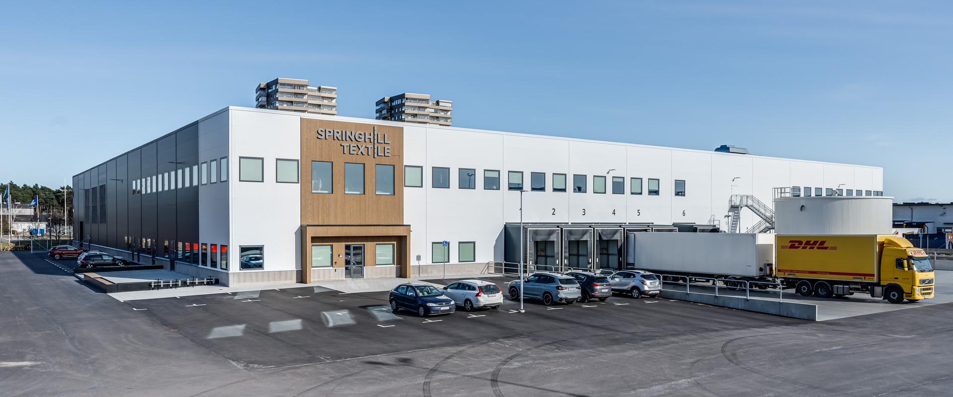 Flygfoto av lagerlokal med parkering runt om.