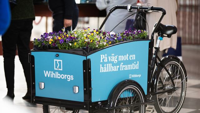 En cykel på Wihlborgs årstämma med texten "mot en hållbarare framtid" 