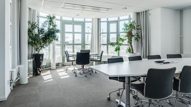 Kontor på Helsingborg C med stora ljusa fönster 