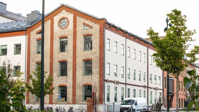 Raffinaderiet fasad i rött och gult tegel