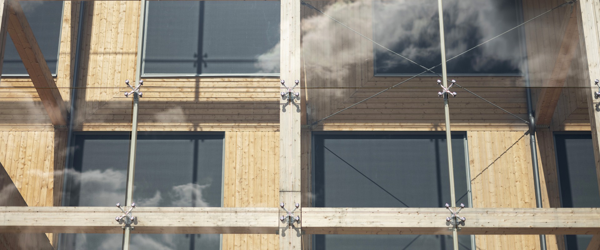 Träbyggnad med en glasfasad runt om, Innovationshuset Space i Lund.