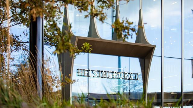 Entré till Helsingborg C med gående i förgrunden.