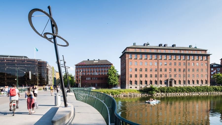 Kontorsfastigheten Sparven 15, intill kanalen i centrala Malmö