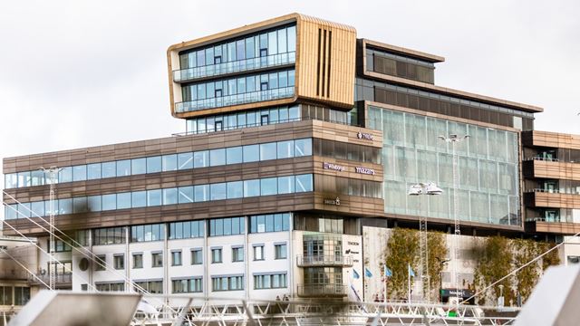 Terminalen 1 har en tillbyggnad med mycket glasytor.