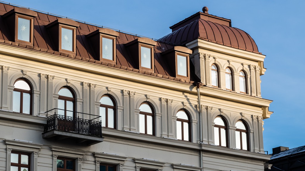 Vit stenhus i flera våningar vid ett torg, Svea 7 i Helsingborg.