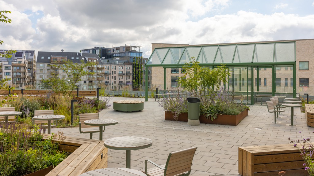 Takterass med platser för utomhusarbete