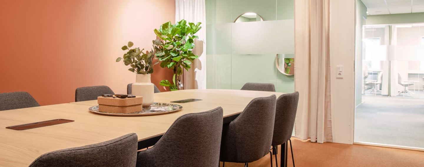 Konferensrum med rosa väggar på Berga kontorshotell.