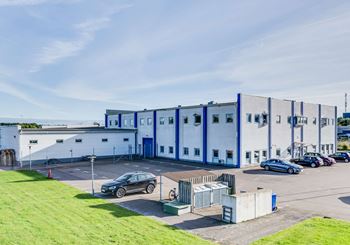 Lager med 11 portar och kontor på Väla Södra