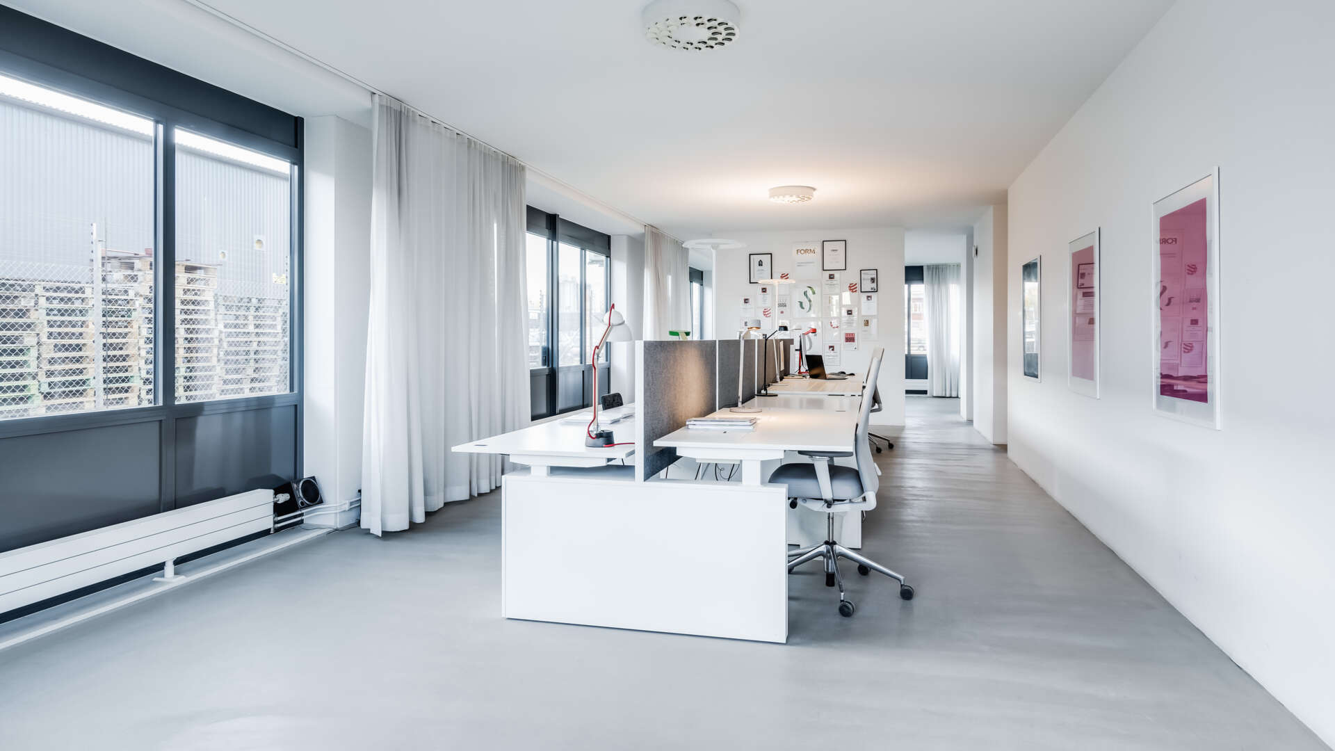 Inhägnad kontors- och lagerlokal på Berga