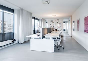 Inhägnad kontors- och lagerlokal på Berga