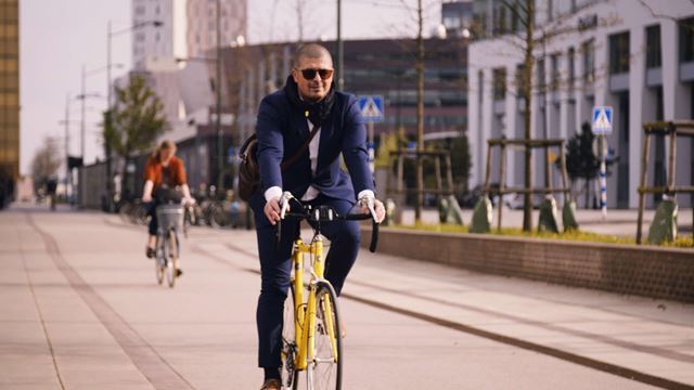 Det är lätt att cykla både till och från jobbet till Kontorshuset Kvartetten i Hyllie. Dessutom meds cykellounge i bottenplan.