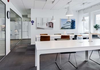 Modern kontorslokal med genomgående ljusinsläpp