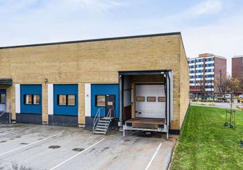 Mindre lagerlokal med lasthus