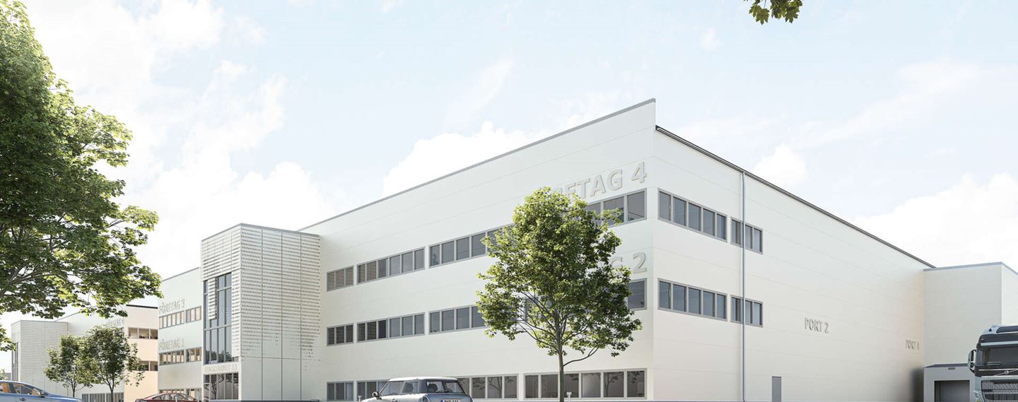 Trevåningshus med vit fasad.