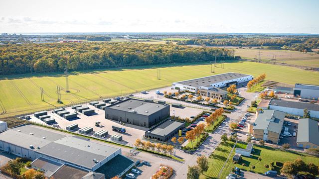 Flygfoto över industrilokalen Snårskogen 5 med omgivande områden.
