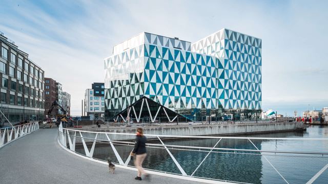 I nya stadsdelen Oceanhamnen, mitt emot Helsingborgs centralstation, har vi byggt kontorshuset Prisma.