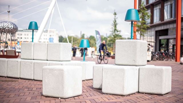 Kuber i betong, platser för möten.