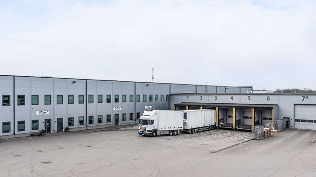 Lastportar i fokus med en lastbil som lastar av till fastigheten Rubinen i Helsingborg.
