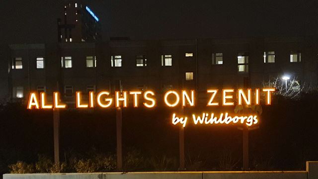 En ljusinstallation med texten "all lights on Zenit".