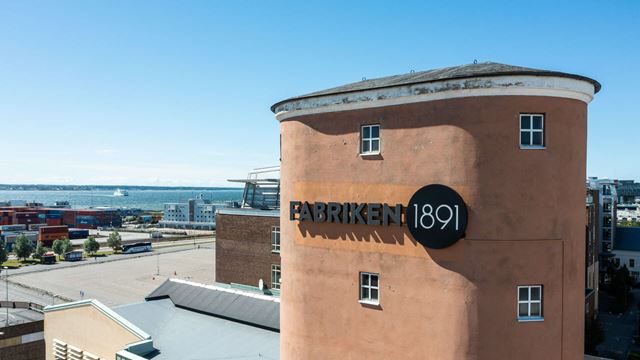 Skorstenen på Fabriken1891, med havsutsikt i bakgrunden.