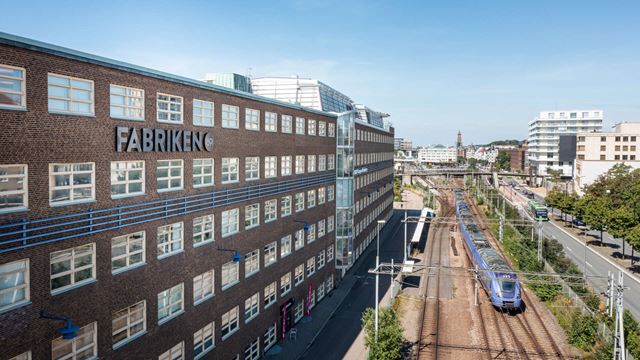 Fabriken1891 ligger nära tågspåren.