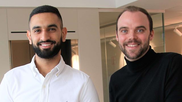 Traineer Ahmed och Erik på kontoret i Malmö.