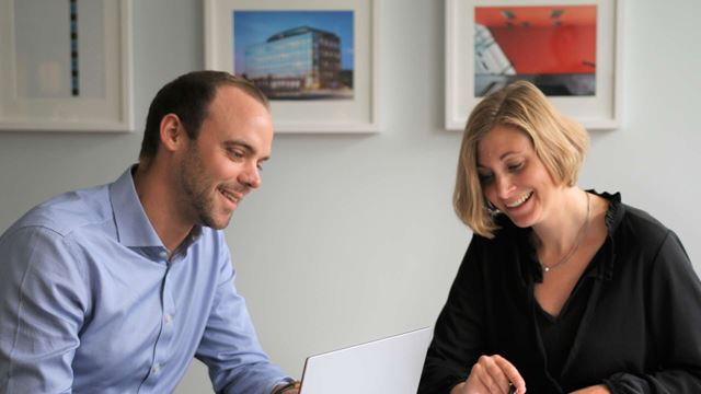 Trainee Erik och kollega på Wihlborgs.