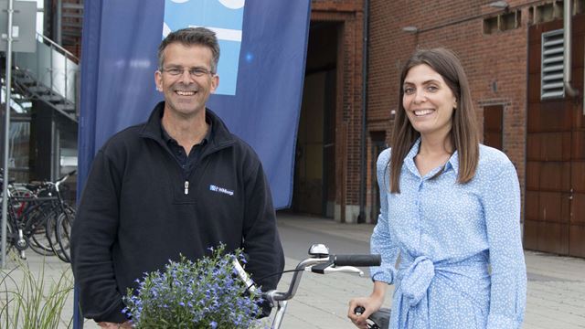 Emilia och kollega står framför en WIhlborgs-vepa.