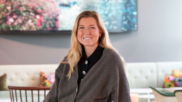 Felicia sitter vid ett bord i Wihlborgs fikarum.