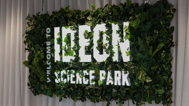 Ideon Science Parks logga omgiven av murgröna.