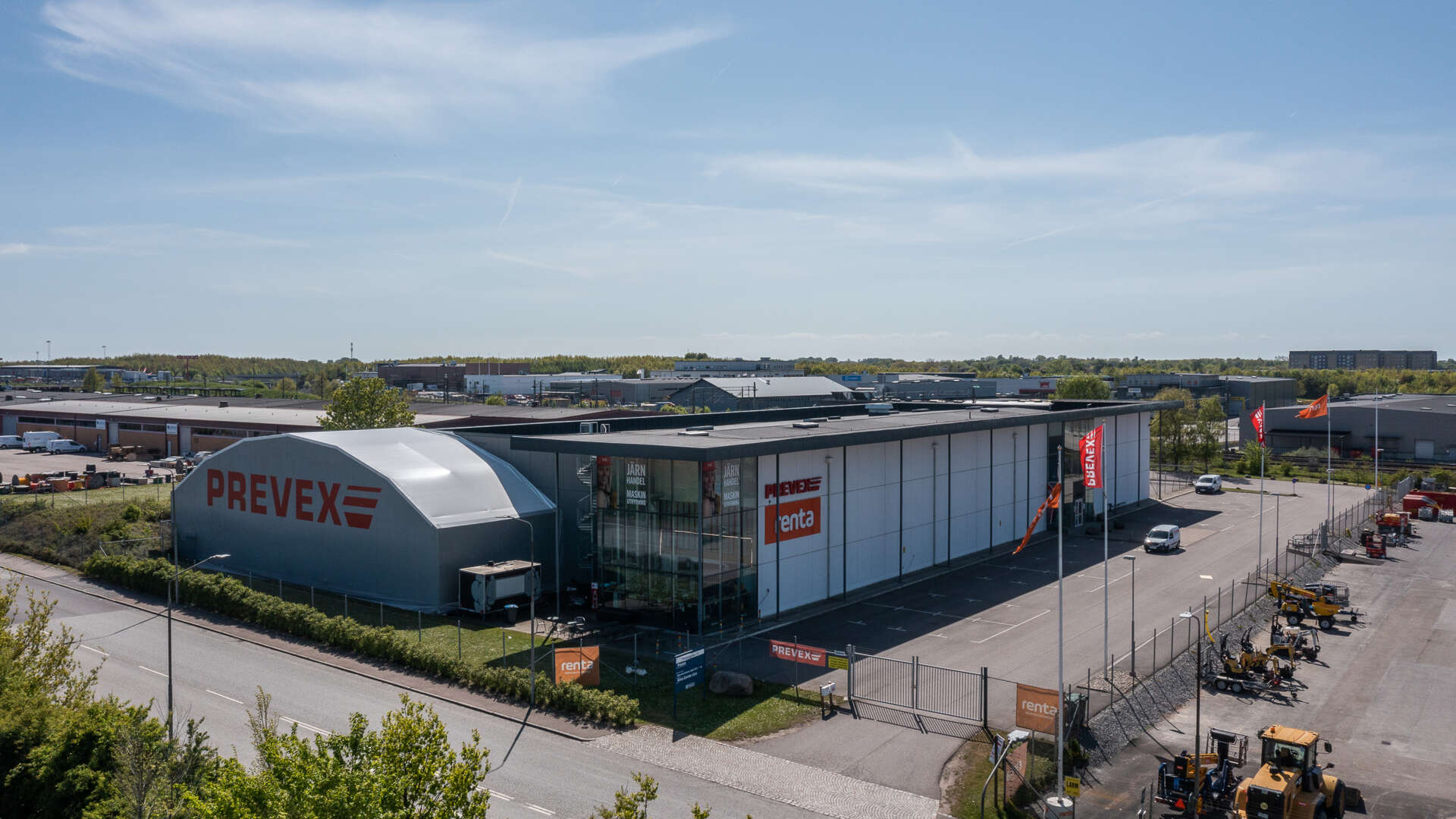 Vy av fastigheten Bronsdolken 3 med tillhörande parkering.