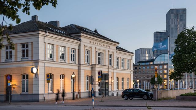 Börshusets gula fasad med Malmö Live i bakgrunden.