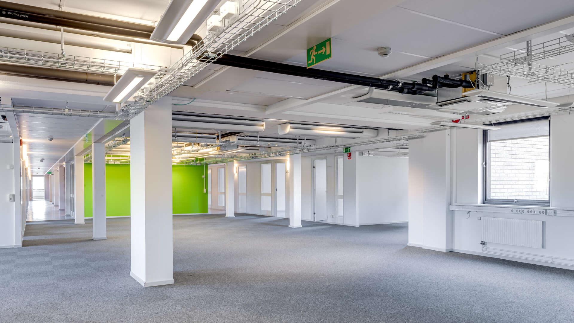 Kontorsinteriör med vita väggar.