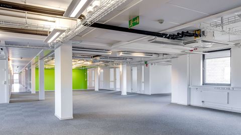 Kontorsinteriör med vita väggar.