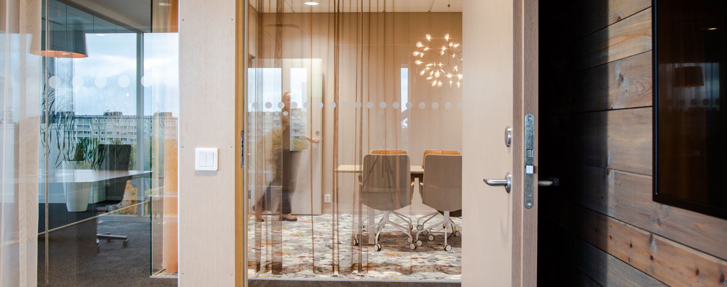 Vy in i ett ljust konferensrum på Medeon.